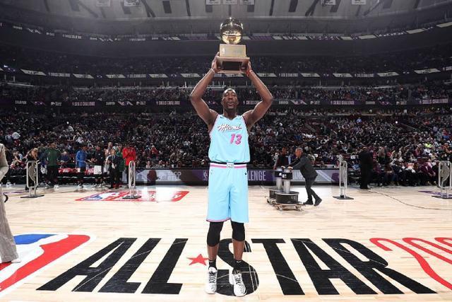 伊布社交媒体秀冠军数量 15个赛季拿13个联赛冠军